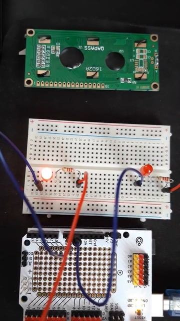 Управление 2 диодами Arduino, поочередно мигают смотреть онлайн