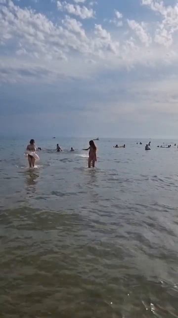 Море по колено и ОЧЕНЬ тёплая вода в Туапсинском районе смотреть онлайн