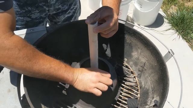 No burnt knuckle burgers on the Weber 22" video 1 of 3 смотреть онлайн