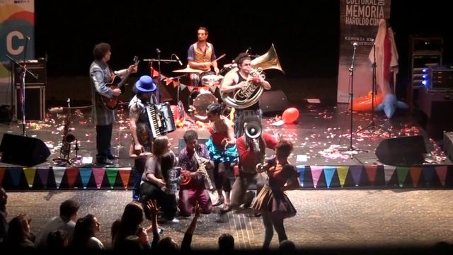Babel Orkesta en vivo - Apertura del Show - Sacate una foto - 06 de abril 2012 смотреть онлайн