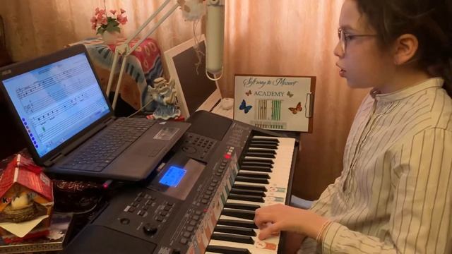 Sofiia. "Утята" в Соль мажоре левой рукой наизусть с сольфеджированием смотреть онлайн