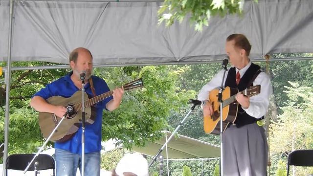 Eric Lambert & Chris Walz – "Goin' Down The Road Feeling' Bad" – Fox Valley Folk Festival, 9/4/2017 смотреть онлайн