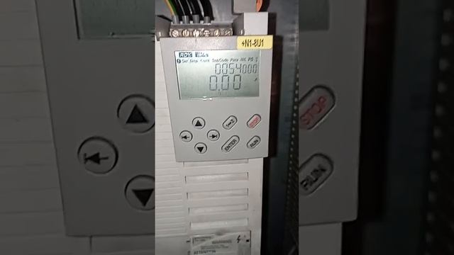 Lenze 8200 - Copy and paste parameter setting with E82ZBC keypad. смотреть онлайн