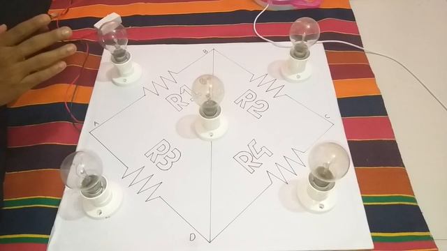 demonstration of Wheatstone's network (English) with the helps of bulbs. смотреть онлайн