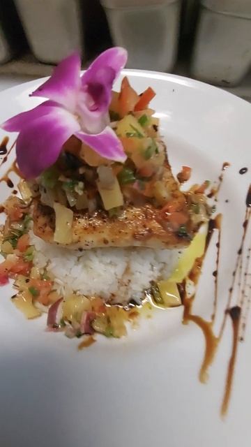 seared mahi mahi over rice and pineapple pico de gallo смотреть онлайн