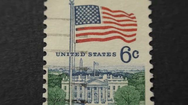 Postage stamp. USA. American flag on the background of the white house. Price 6 cents смотреть онлайн