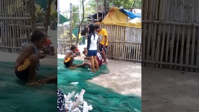 ANG PASAWAY SA GILOTONGAN MGA GRUPONG KRONG..KRONG смотреть онлайн