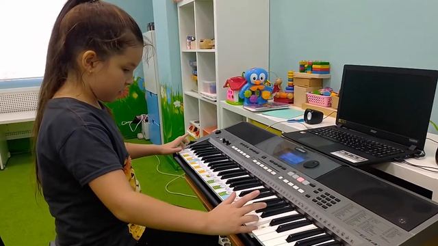 Soft Mozart Recital: Милена (8 лет), гамма До мажор в расходящемся движении смотреть онлайн