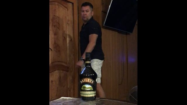 Флешмоб Открыть бутылку ногой )) #BottleCapChallenge смотреть онлайн
