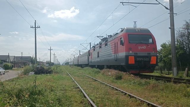"Эсклюзив" Электровоз ЭП1М-500 прибывает на станцию Докшукино с пассажирским поездом №661 смотреть онлайн