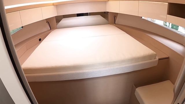 £275,000 Yacht Tour : Jeanneau NC33