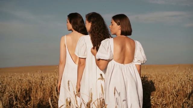 Three Young models posing to the camera in a Paddy field|Young Models Photshoot|Fashion|Fashion tv| смотреть онлайн