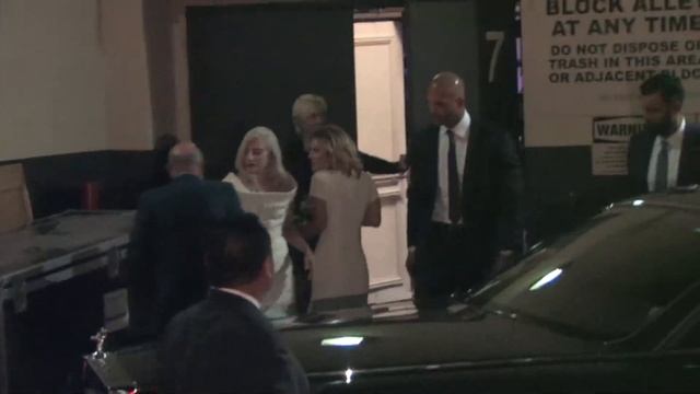 Lady Gaga outside The Beverly Wilshire Four Seasons Hotel in Beverly Hills смотреть онлайн