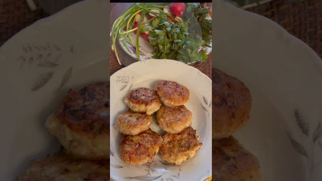 Ужин 🥘 Котлеты из курицы с кабачками и редиска с луком🥃😋👍 смотреть онлайн