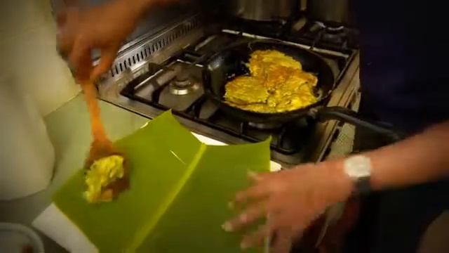 Cha Om Omelette with Chilli Dipping Sauce (Thai) смотреть онлайн