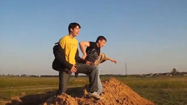 Дмитрий Соболев и Рустам Магомеджанов - Пародия в полях на гр. "Чай вдвоём" (2008 г.) смотреть онлайн