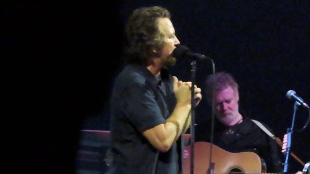 Eddie Vedder gives a shout out to Andrew Watt and sings "The Haves" at The YouTube Theater 2-25-22 смотреть онлайн