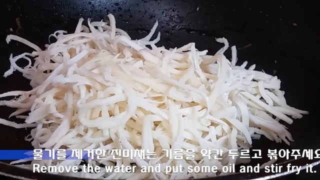 진미채 볶음/ 진미채 만들떄 이걸 넣어야 맛있고 딱딱해지지 않아요 смотреть онлайн