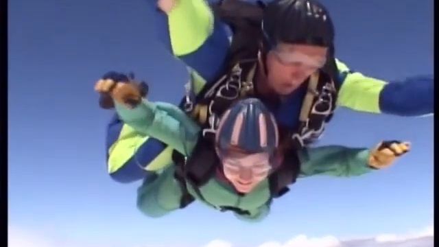Laura's tandem skydive - Headcorn June 2010 смотреть онлайн