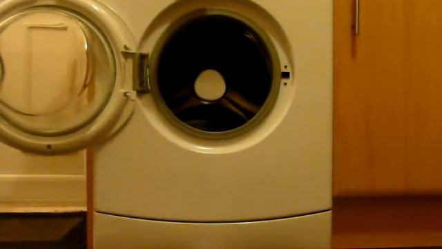 Throwing paper darts made from the Opéra Comique 2014-2015 programme into a washing machine смотреть онлайн