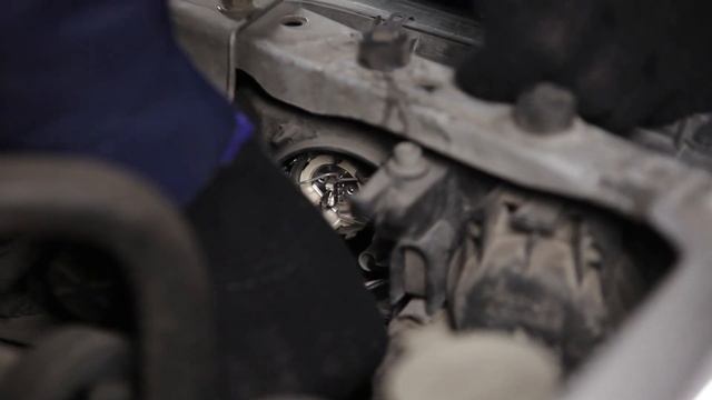 Kuinka vaihtaa sumu- ja seisontavalojen polttimot Mazda 626 GF -merkkiseen autoon смотреть онлайн