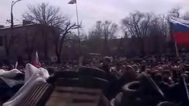 В Луганске возле здания СБУ собрались "200 сепаратистов" смотреть онлайн