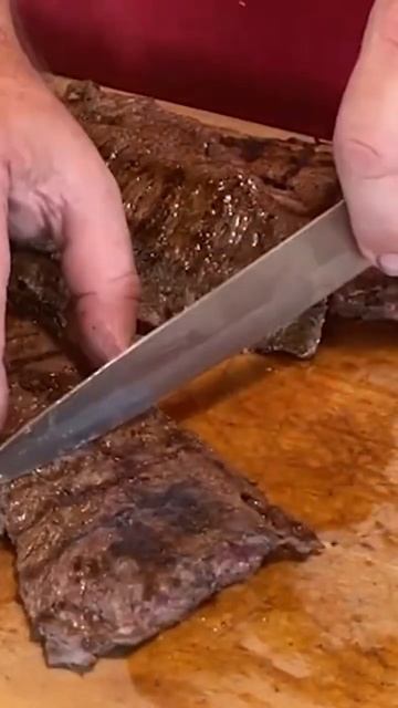 Slicing A Fajita Do You Know How??? #grill #skirtsteak #shorts смотреть онлайн