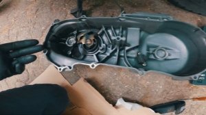 Вжик | Ремонт скутера, снимаем крышку вариатора, вот я "лох"...