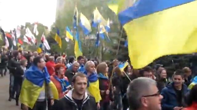 Активісти вітають жінку, яка вивісила на балконі прапор України смотреть онлайн