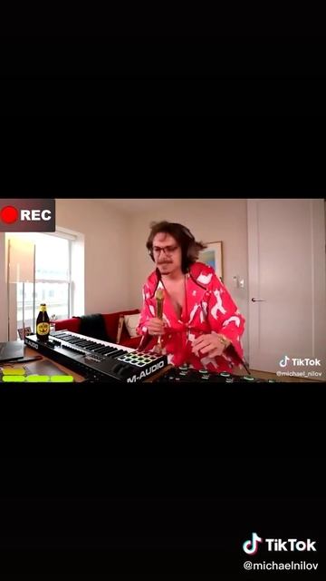 С ДОБРЫМ УТРОМ СОСЕДИ! смотреть онлайн