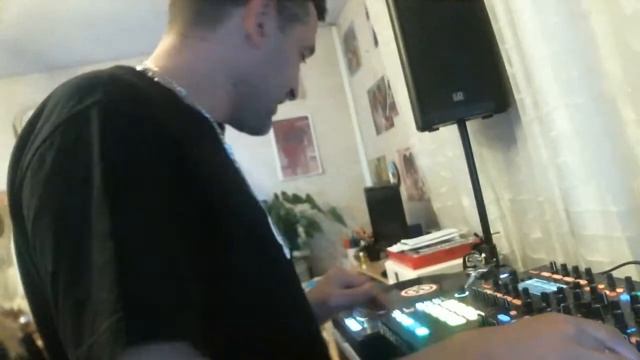 traktor controleur s8 demo remix dek guitare 2014 смотреть онлайн