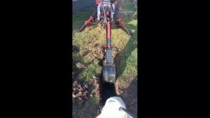 Экскаваторная установка для минитрактора L 230 в работе