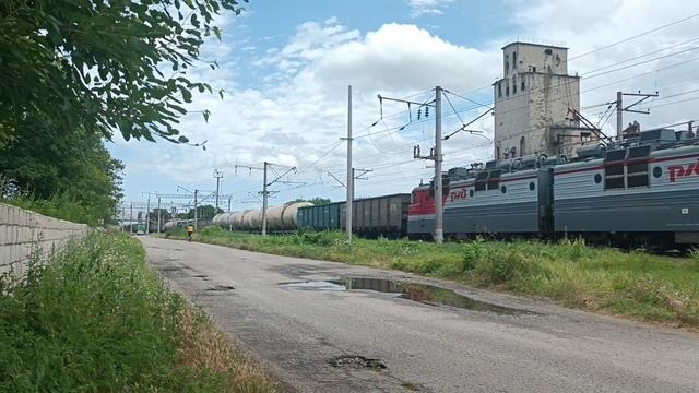Электровоз ВЛ80с-990 отправляется со станции Докшукино с грузовым составом смотреть онлайн