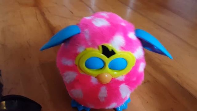 Furby's party dancing by Samsung level box смотреть онлайн
