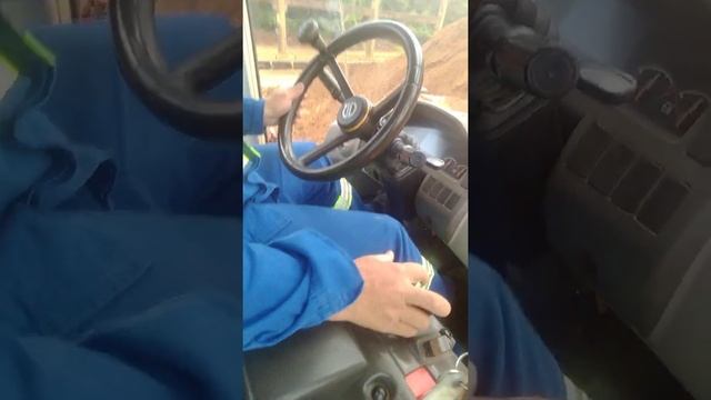 Pá carregadeira volvo L120F vista por dentro смотреть онлайн