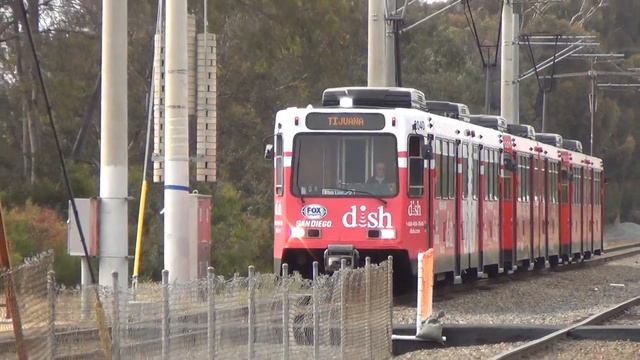 San Diego MTS Trolley Siemens SD100 #2040 Blue Line arriving into H Street смотреть онлайн