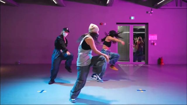 hello is this bad b**** number dance mirrored смотреть онлайн