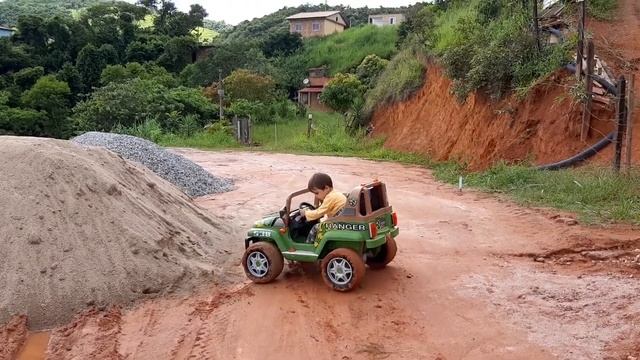 NIC E O SEU JEEP RANGER 538 PEG PEREGO смотреть онлайн