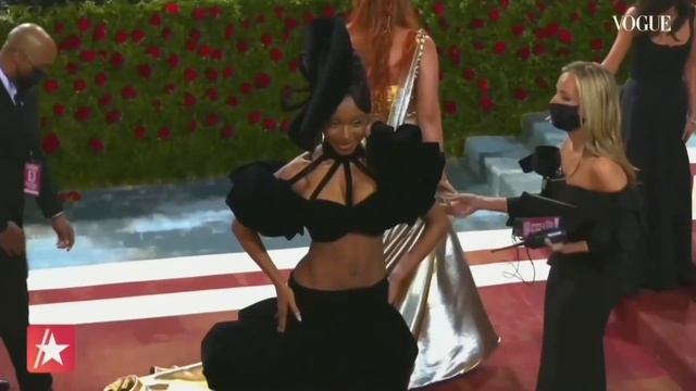 2022 Met Gala Top Trends: Corsets, Headpieces & More смотреть онлайн