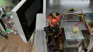 Микроволновка LG мигает лампочка, не запускается