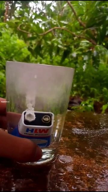 Experiment:Battery in Salt Water|Science Behind this Electrolysis Experiment|#Shorts смотреть онлайн