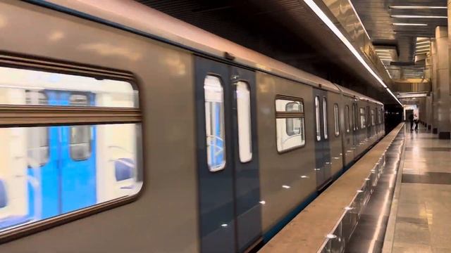 Электропоезд 81-760/761 «Ока» уходит в тупик за станцией «Деловой Центр» смотреть онлайн