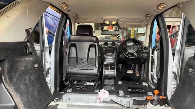 Fixing the interior on our cheap Mercedes ML!! смотреть онлайн
