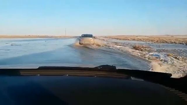 Трасса Семей-Усть-Каменогорск талой водой смывает 31.03.2017 смотреть онлайн
