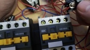 Электрическая блокировка одновременного включения реверсивных контакторов IEK