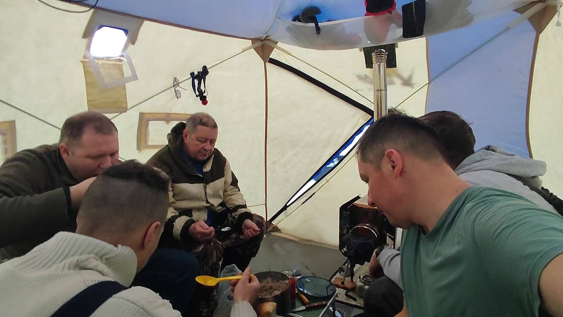 ЗИМНЯЯ РЫБАЛКА С НОЧЕВКОЙ В ПАЛАТКЕ С КОМФОРТОМ.РЫБАЛКА НА КАМЕ НА СУДАКА И ЛЕЩА.КРАСНЫЙ БОР.