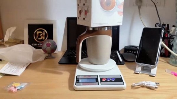 Automatic magnetic stirring coffee cup unboxing.