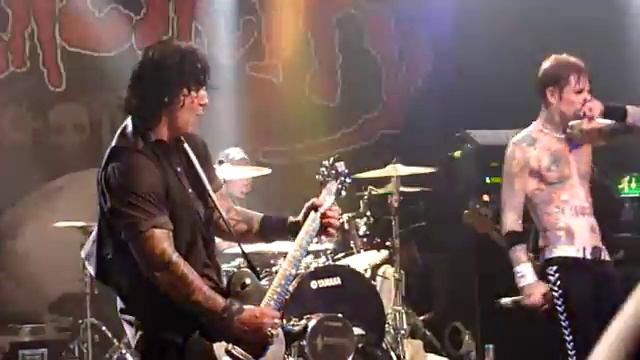 Buckcherry playing Ridin at Glasgow Garage смотреть онлайн