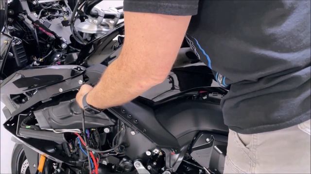 Installation of Motorrad Audio's Stage 3 Audio Upgrade Kit For 2018+ BMW K1600B & Grand America смотреть онлайн