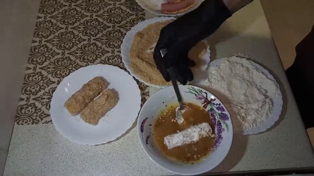 Рулеты С Колбасой И Сыром В Панировке смотреть онлайн